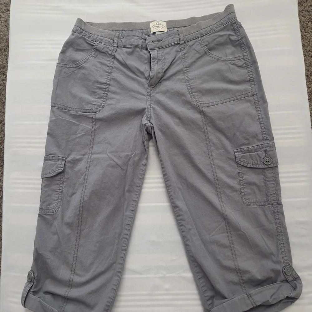 St. John's Bay Gray Capris - Picture 1 of 5